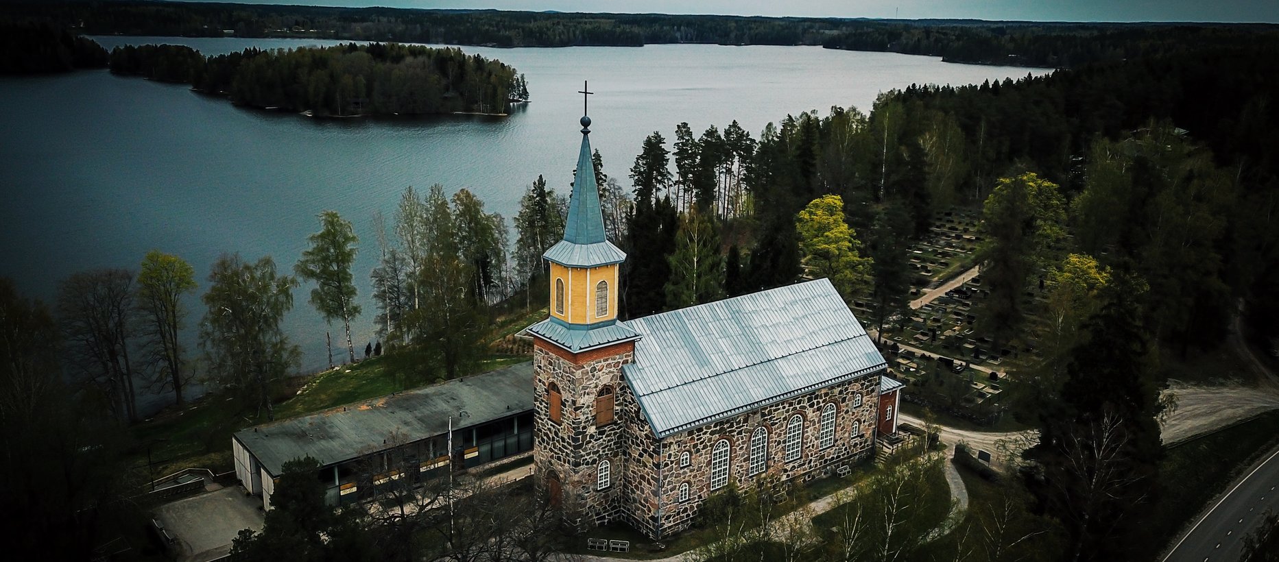 Karjalohjan kirkko ilmasta käsin keväällä. Kuva: Jaakko Saario