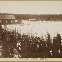Avaa kuva isommaksi Elias Lönnrotin hautajaissaattue Sammatin koulutalolta kirkolle, Arkkua kantavat eri osakuntien edustajat
...