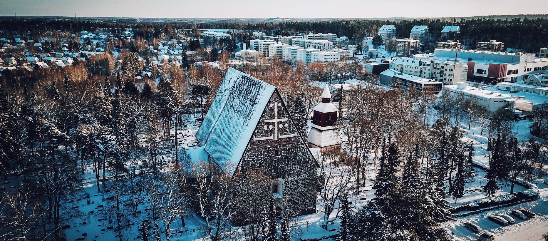 ilmakuva Pyhän Laurin kirkosta talvipuvussa