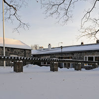 Valokuva seurakuntakeskuksesta ulkopuolelta.