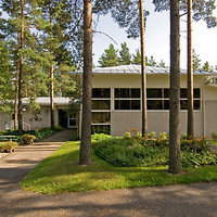 Mäntynummen seurakuntatalo Valokuva rakennuksesta ulkopuolelta.