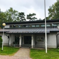Nummen seurakuntatalo Nummen seurakuntatalon pääsisäänkäynti, valokuva.