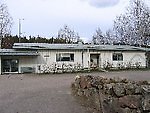Pusulan seurakuntatalo Valokuva rakennuksesta ulkopuolelta.