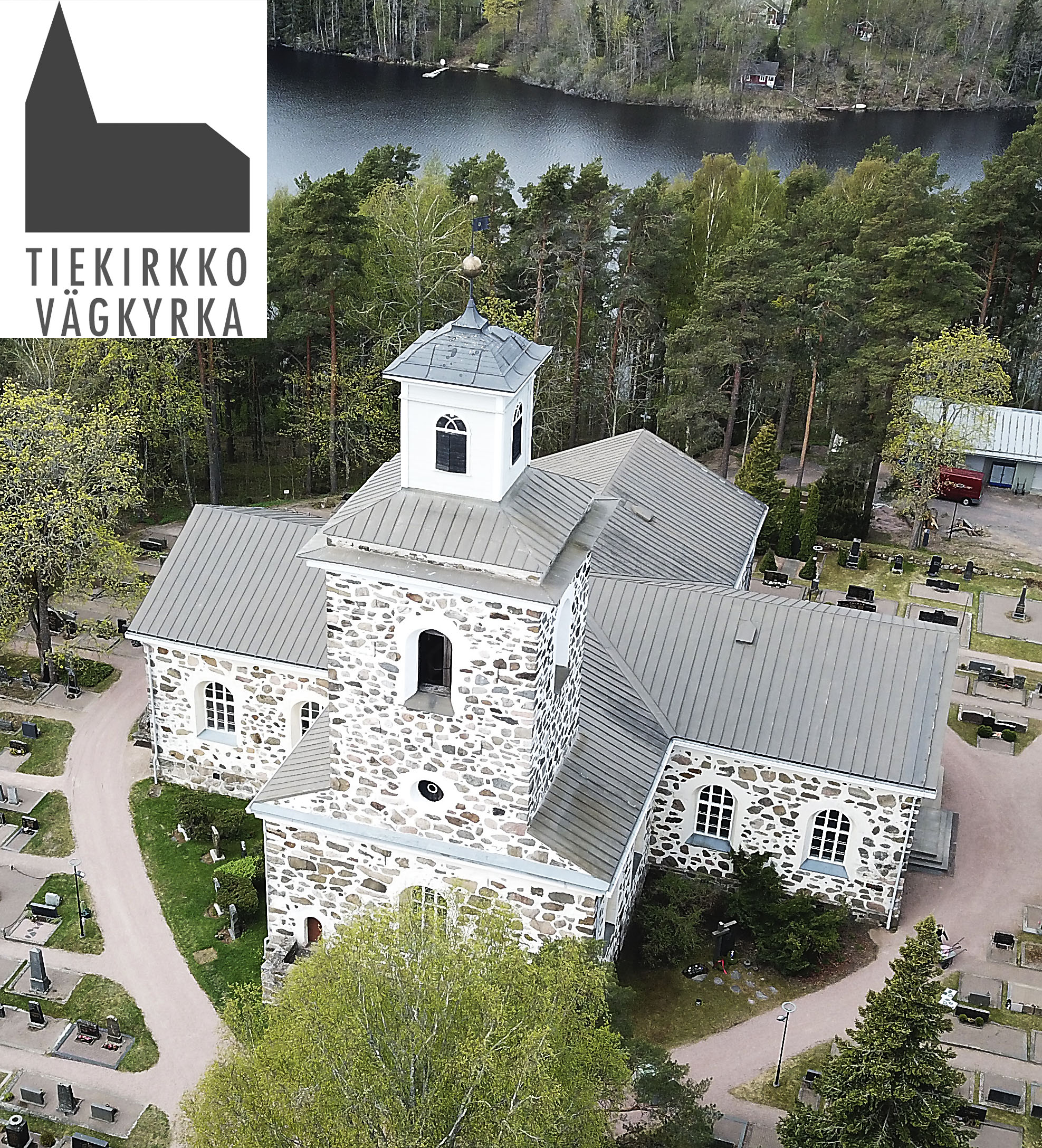 Nummen ristinmuotoinen kirkko ilmasta kuvattuna.