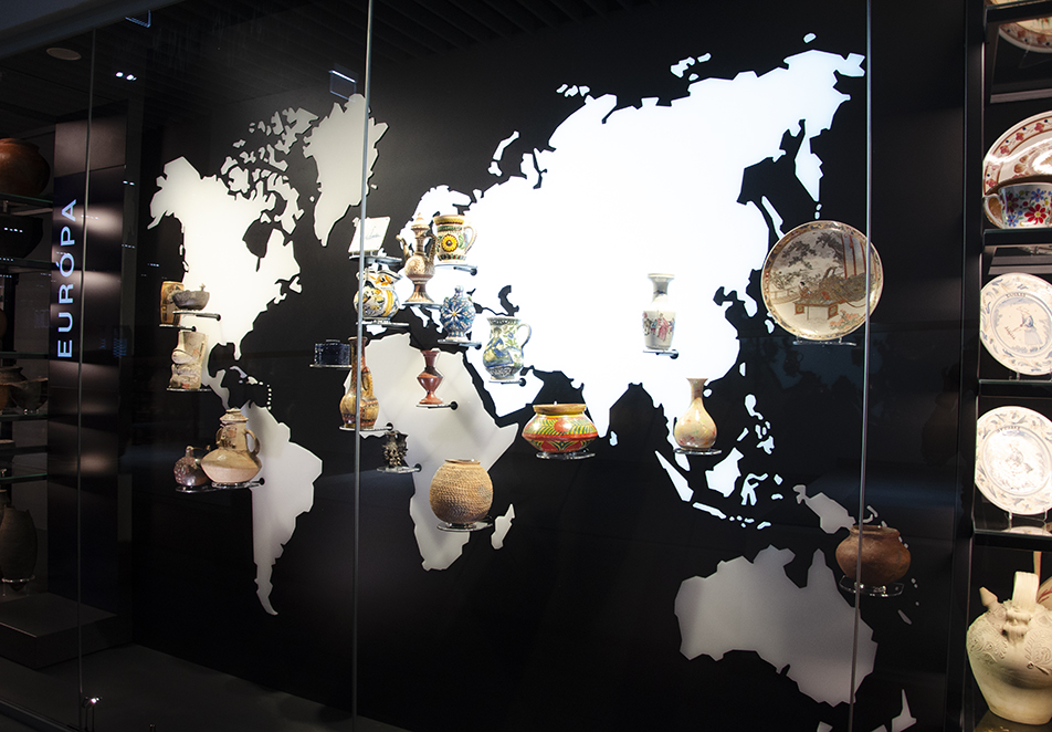 maailmankartta, jossa keraamisia esineitä ympäri maapalloa