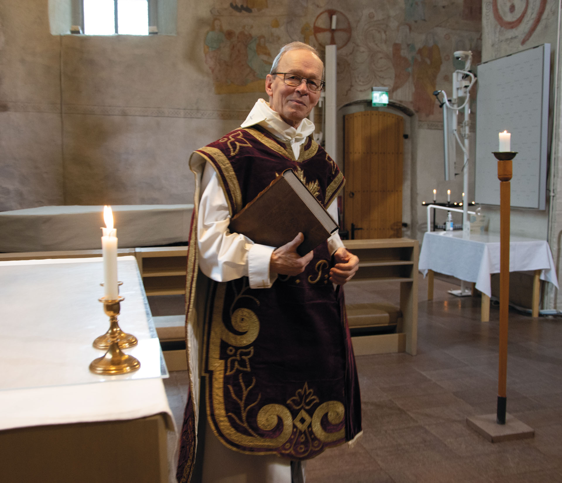 Ismo Turunen keskiaikainen kasukka ja Raamattu kädessään Pyhän Laurin kirkossa