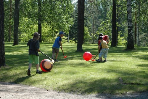 Barn leker ute på sommaren