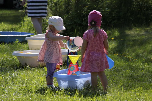 Barn leker i Saarikko