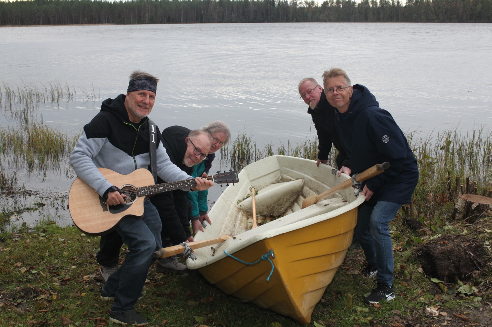 Vaittisen veneen jäsenet järven rannalla veneen ääressä