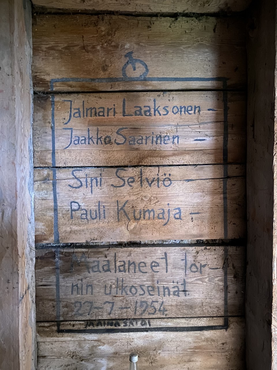 Teksti maalattuna seinään: Jalmari Laaksonen, Jaakko Saarinen, Sini Selviö, Pauli Kumaja maalanneet tornin ulkoseinät 27.7.1954