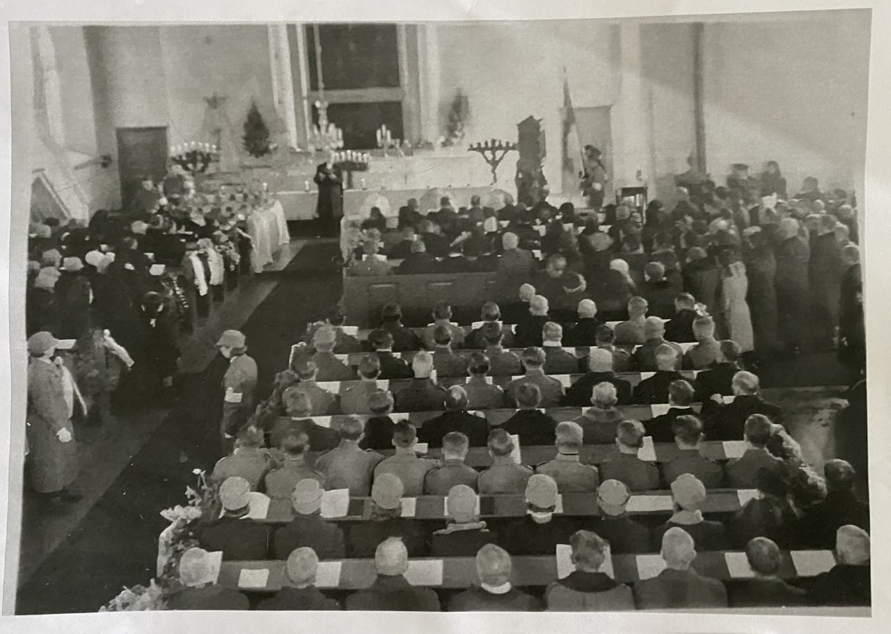 vanha mustavalkoinen valokuva sankarihautajaisista Nummen kirkossa